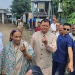 पंचायत चुनाव: सीएम धामी ने मां के साथ खटीमा में डाला वोट, लाइन में लगकर किया अपनी बारी का इंतजार