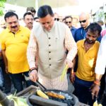 मुख्यमंत्री ने सड़क किनारे भुट्टा भून रहे श्री महातम की ठेली पर रुककर स्थानीय उत्पादों को बढ़ावा देने का दिया संदेश