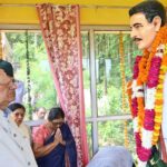 कारगिल शहीद राजेश गुरुंग को श्रद्धांजलि देते सैनिक कल्याण मंत्री गणेश जोशी