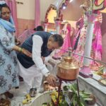 श्रावण मास के सोमवार के पावन अवसर पर भगवान शिव का जलाभिषेक करते कैबिनेट मंत्री गणेश जोशी और उनकी धर्म पत्नी निर्मला जोशी।