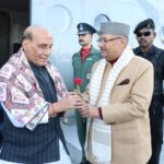 मसूरी में केंद्रीय रक्षा मंत्री राजनाथ सिंह का उत्तराखण्ड आगमन पर स्वागत करते सैनिक कल्याण मंत्री गणेश जोशी