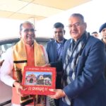 जॉलीग्रांट एयर पोर्ट पर केंद्रीय कृषि मंत्री शिवराज सिंह चौहान का उत्तराखण्ड आगमन पर स्वागत एवं अभिनंदन करते प्रदेश के कृषि मंत्री गणेश जोशी