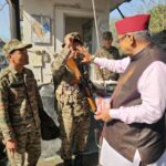 सेना के जवानों को मिठाई खिलाकर होली मनाते सैनिक कल्याण मंत्री गणेश जोशी