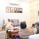 ग्राम्य विकास विभाग के अधिकारियों के साथ विभागीय समीक्षा करते ग्राम्य विकास मंत्री गणेश जोशी