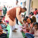 चौत्र नवरात्रि के अवसर पर  कन्या पूजन करते कैबिनेट मंत्री गणेश जोशी