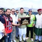 देहरादून में मंजुल सिंह मांजिला स्मृति क्रिकेट टूर्नामेंट का आगाज, सीएम धामी ने मैदान में उतरकर खिलाड़ियों का बढ़ाया हौसला