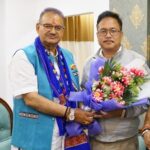 अरुणाचल प्रदेश आगमन पर ईटानगर एयरपोर्ट पर कृषि मंत्री गणेश जोशी का स्वागत करते पार्टी कार्यकर्तागण