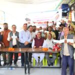 सहस्त्रधारा में आपदा प्रभावित दुकानदारों को सहायता राशि के चैक वितरित करते कैबिनेट मंत्री गणेश जोशी