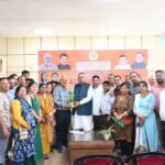 पीएम के उत्तराखण्ड आगमन को लेकर मसूरी विधानसभा क्षेत्र के जनप्रतिनिधियों के साथ बैठक करते कैबिनेट मंत्री गणेश जोशी