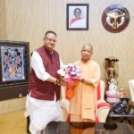 लखनऊ में उत्तर प्रदेश की मुख्यमंत्री योगी आदित्यनाथ से शिष्टाचार भेंट करते कृषि मंत्री गणेश जोशी