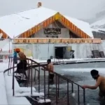 बर्फबारी के बीच हेमकुंड साहिब में उमड़ी श्रद्धालुओं की आस्था