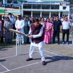 खिलाड़ियों के साथ खेल मैदान में उतरे मुख्यमंत्री, क्रिकेट और फुटबॉल खेलकर बढ़ाया युवाओं का उत्साह