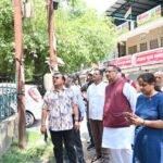गढ़ी डाकरा क्षेत्र में प्रस्तावित फोर लेन सड़क मार्ग का मौका मुआयना करते कैबिनेट मंत्री गणेश जोशी