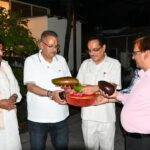 कृषि मंत्री गणेश जोशी को उच्च गुणवत्ता वाले जापानी ‘मियां जाकी’ आम भेंट करते निजी नर्सरी के पदाधिकारीगण